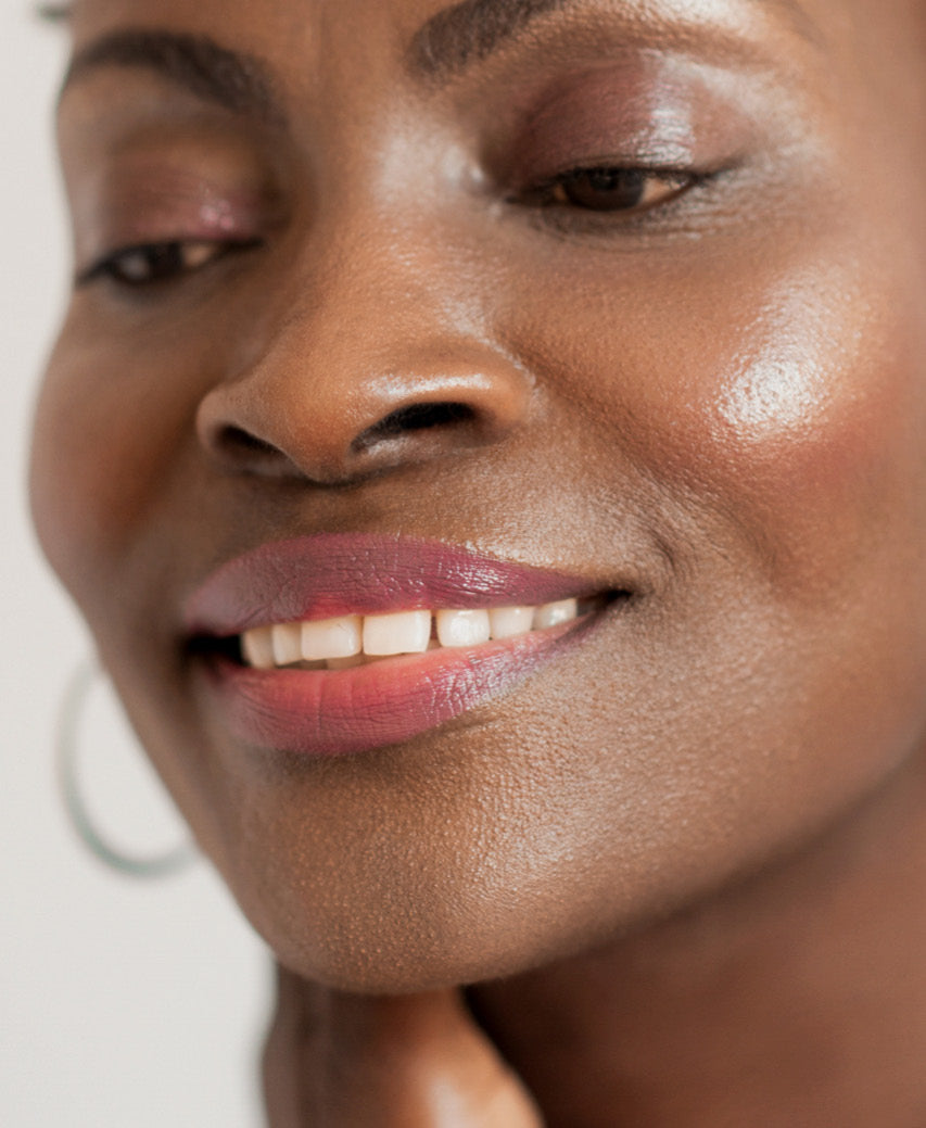 natural carrot colour pot by Ere Perez applied on the lips for a sweet moisturising effect