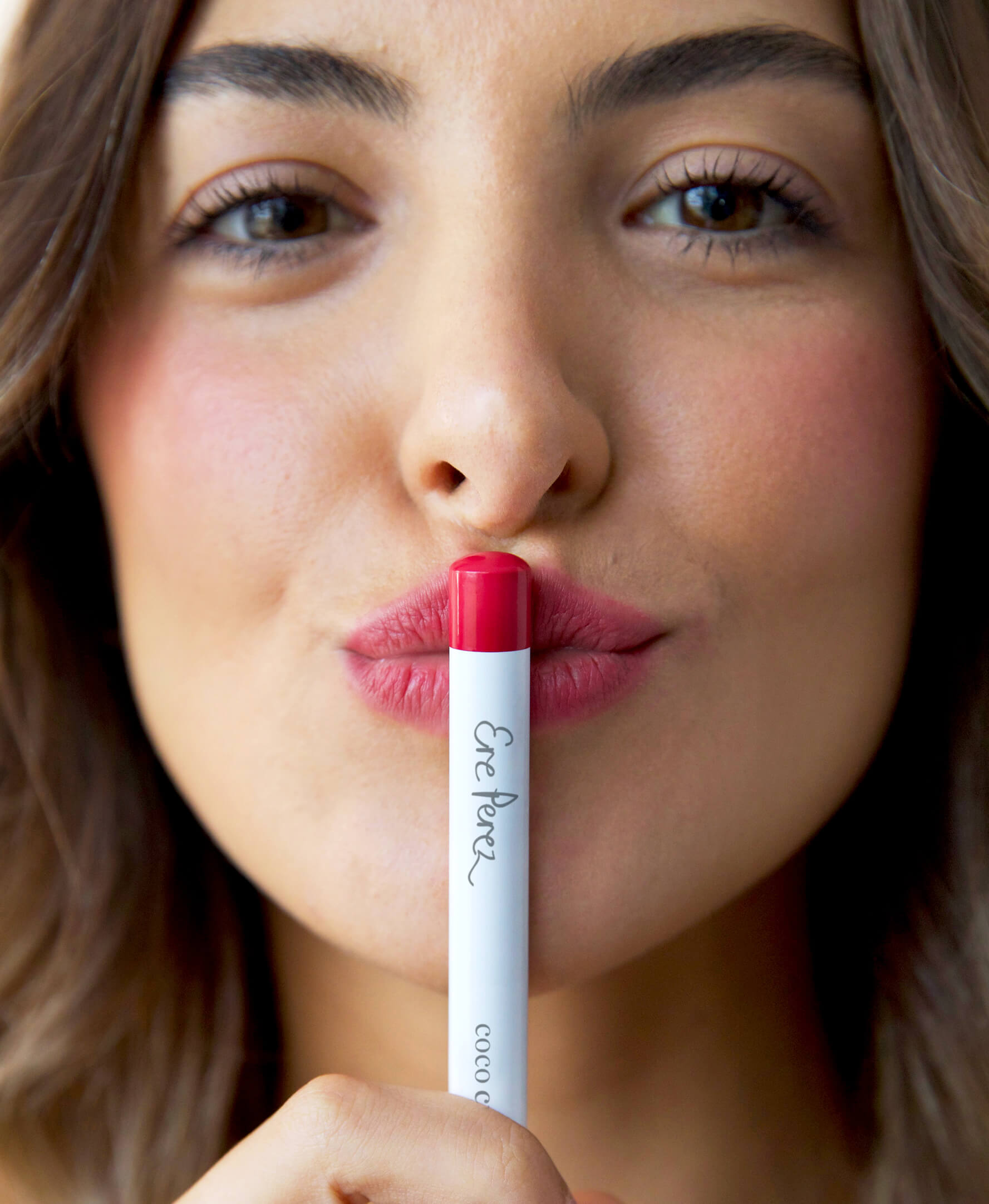 smooth hydrating coco crayon by Ere Perez applied on sensitive skin and in its waste-free crayon for a natural youthful complexion 