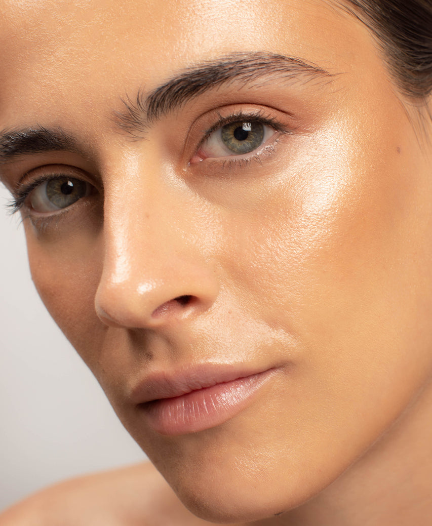 all-natural &amp; gentle rice powder bronzer Ere Perez applied on skin for a radiant look