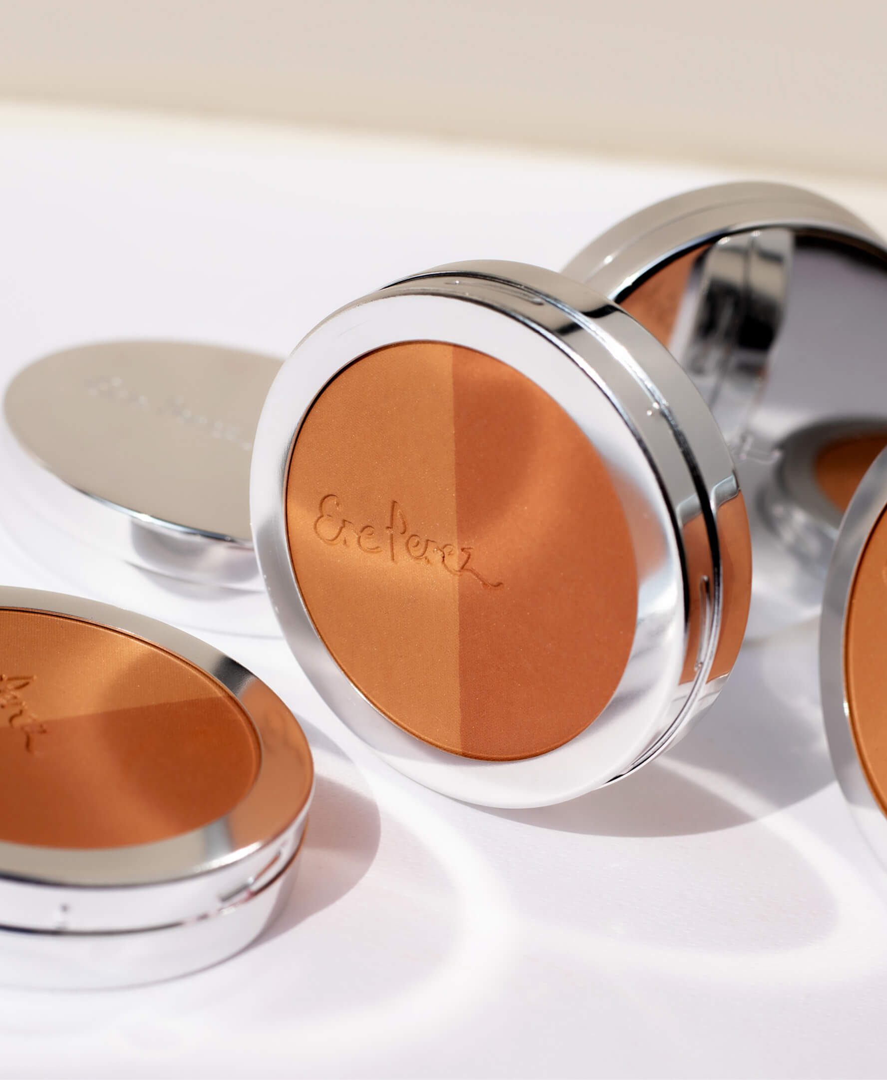 Natural pots of rice powder bronzer in their waste-free and refillable packaging