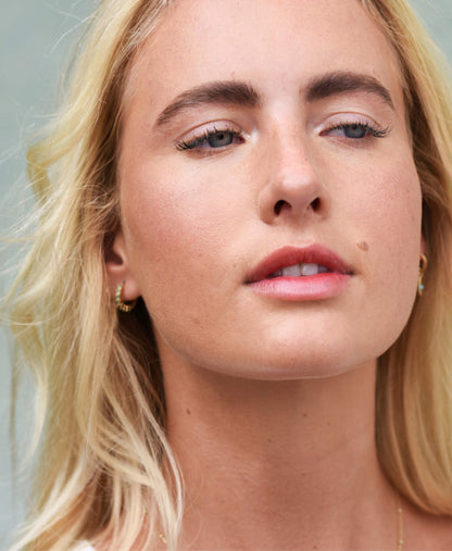 Natural &amp; cruelty free arnica all-cover foundation applied on skin 