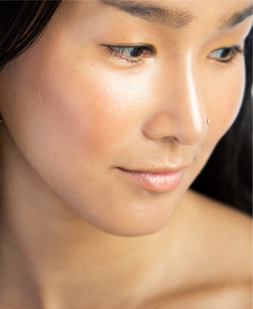 eco-friendly &amp; delicate rice powder bronzer Ere Perez applied on sensitive skin to accentuate features