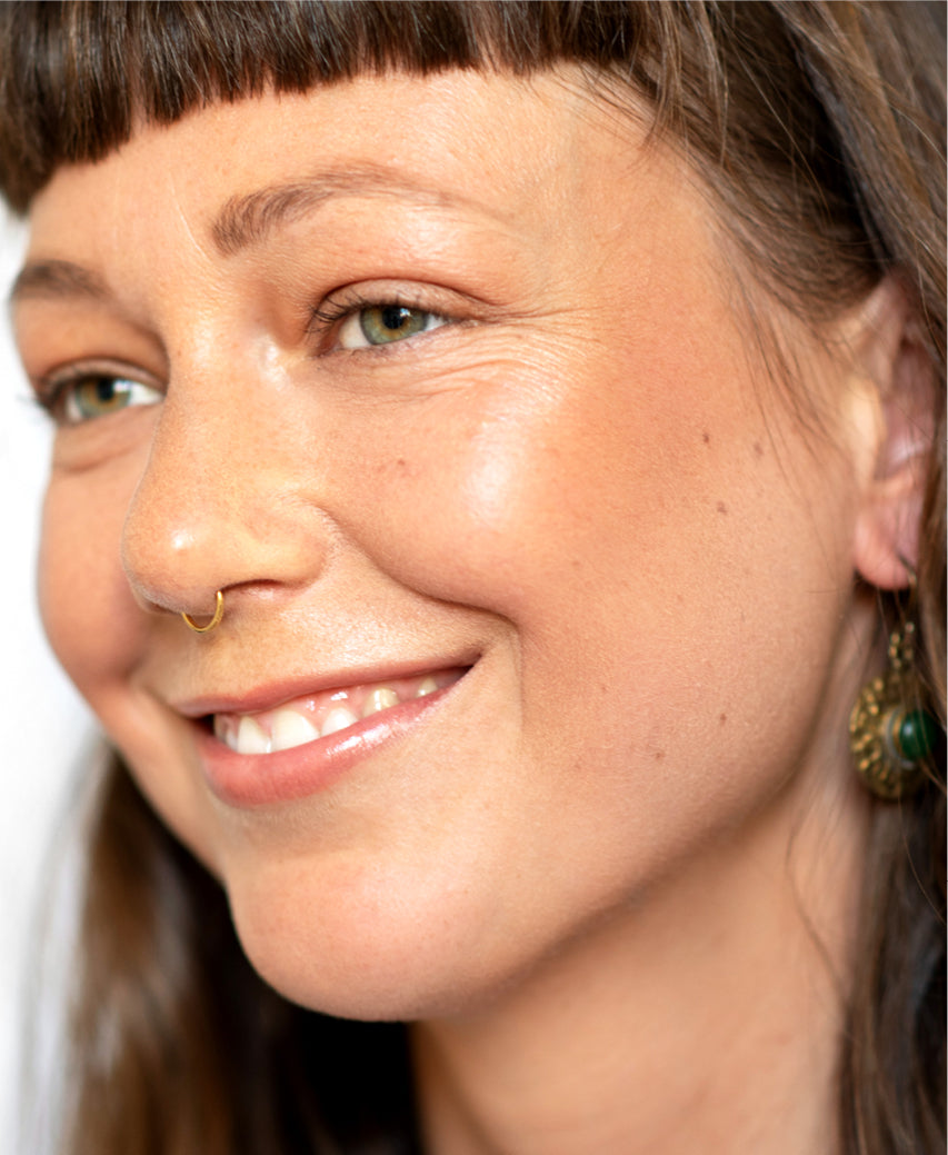 Organic &amp; delicate rice powder bronzer Ere Perez applied on skin for a radiant look