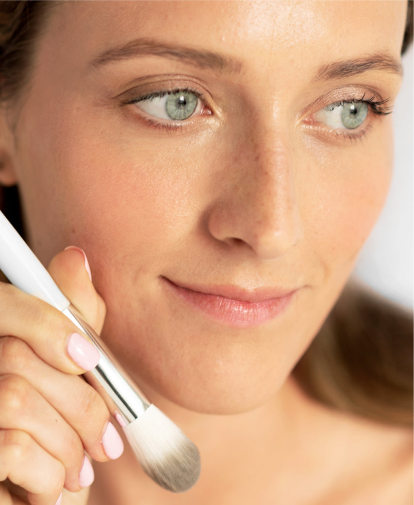 all-natural tapioca cheek refill by Ere Perez in compact and on sensitive skin for a bright complexion
